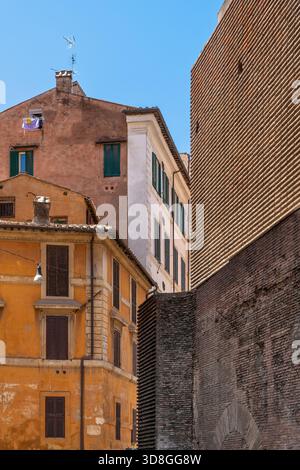 Italie - Rome - environnement du Panthéon - ruines de murs de briques romains anciens avec texture diagonale à côté de bâtiments résidentiels historiques colorés Banque D'Images
