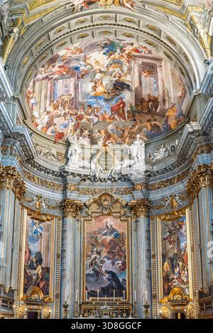 Italie - Rome - Eglise Saint Ignace Loyola - intérieur doré dôme autel baroque avec fresques ornées de décorations et architecture classique Banque D'Images