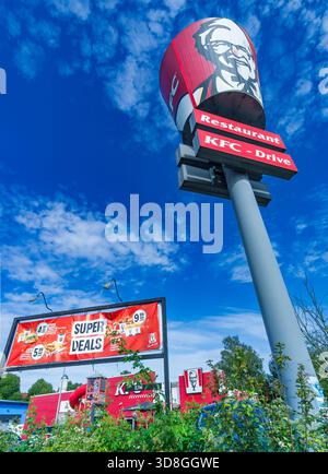 Vue rapprochée verticale de la signalétique KFC et de la publicité au drive-in dans un restaurant KFC à Berlin. Banque D'Images