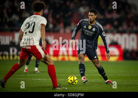 Gérone, Espagne. 30 novembre 2025. Jude Bellingham (Real Madrid CF) contrôle le ballon lors d'un match de la Liga EA Sports entre le Girona FC et le Real Madrid à l'Estadi Municipal de Montilivi à Gérone, en Espagne, le 30 2025 novembre. Photo de Felipe Mondino crédit : Agence photo indépendante/Alamy Live News Banque D'Images