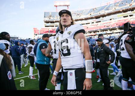 Nashville, États-Unis. 30 novembre 2025. Le quarterback des Jaguars de Jacksonville Trevor Lawrence (16 ans) après le match contre les Titans du Tennessee au Nissan Stadium de Nashville, Tennessee, le 30 novembre 2025. (Photo de Kindell Buchanan/Sipa USA) crédit : Sipa USA/Alamy Live News Banque D'Images