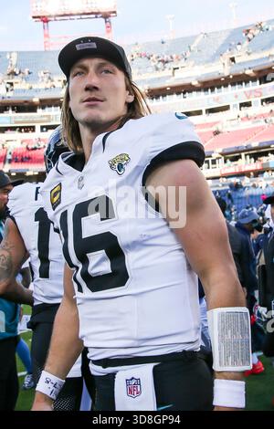 Nashville, États-Unis. 30 novembre 2025. Le quarterback des Jaguars de Jacksonville Trevor Lawrence (16 ans) après le match contre les Titans du Tennessee au Nissan Stadium de Nashville, Tennessee, le 30 novembre 2025. (Photo de Kindell Buchanan/Sipa USA) crédit : Sipa USA/Alamy Live News Banque D'Images