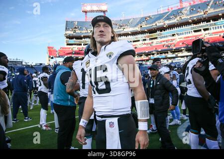 Nashville, États-Unis. 30 novembre 2025. Le quarterback des Jaguars de Jacksonville Trevor Lawrence (16 ans) après le match contre les Titans du Tennessee au Nissan Stadium de Nashville, Tennessee, le 30 novembre 2025. (Photo de Kindell Buchanan/Sipa USA) crédit : Sipa USA/Alamy Live News Banque D'Images