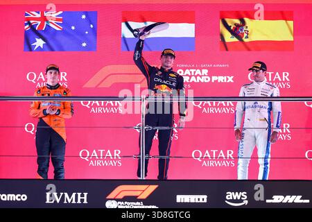 Doha, Qatar. 30 novembre 2025. Le pilote néerlandais Max Verstappen de Red Bull (C), le pilote australien Oscar Piastri de McLaren (l) et le pilote espagnol Carlos Sainz Jr.(R) de Williams célèbrent sur le podium après le Grand Prix de formule 1 du Qatar sur le circuit international de Lusail à Doha, Qatar, le 30 novembre 2025. Crédit : Li Chao/Xinhua/Alamy Live News Banque D'Images