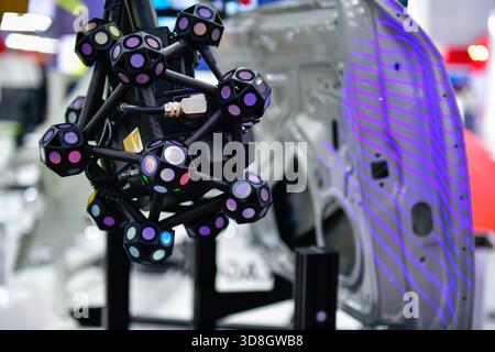 Le scanner 3D sur bras robotisé mesure la précision des grandes pièces automobiles. dans les installations industrielles Banque D'Images