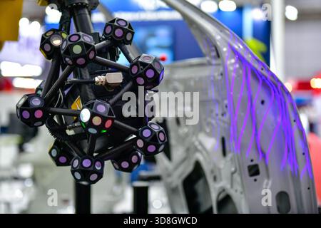 Le scanner 3D sur bras robotisé mesure la précision des grandes pièces automobiles. dans les installations industrielles Banque D'Images