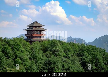 Structure traditionnelle chinoise de pagode en bois au sommet d'une colline dans la montagne Tianzi du parc forestier national de Zhangjiajie Banque D'Images
