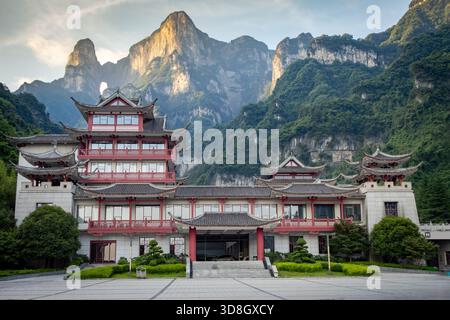 Architecture en bois de style chinois construit à l'entrée de la montagne Tianmen avec une montagne en arrière-plan. Photo prise à Zhangjiajie Hunan Banque D'Images