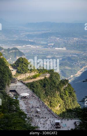 Vue sur la falaise de montagne luxuriante depuis le sommet de la montagne Tianmen à Zhangjiajie, Hunan, Chine Banque D'Images