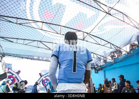 Nashville, États-Unis. 30 novembre 2025. Le quarterback des Titans du Tennessee Cam Ward (1) avant le match contre les Jaguars de Jacksonville au Nissan Stadium de Nashville, Tennessee, le 30 novembre 2025. (Photo de Kindell Buchanan/Sipa USA) crédit : Sipa USA/Alamy Live News Banque D'Images