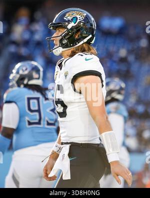 Nashville, États-Unis. 30 novembre 2025. Le quarterback des Jaguars de Jacksonville Trevor Lawrence (16 ans) lors du quatrième quart-temps du match contre les Titans du Tennessee au Nissan Stadium de Nashville, Tennessee, le 30 novembre 2025. (Photo de Kindell Buchanan/Sipa USA) crédit : Sipa USA/Alamy Live News Banque D'Images