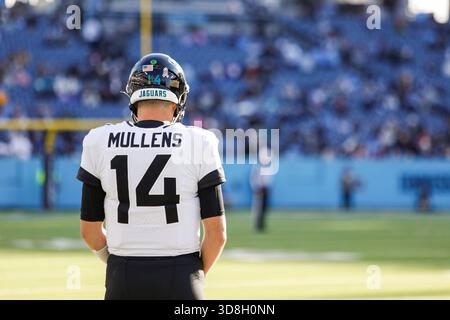 Nashville, États-Unis. 30 novembre 2025. Le quarterback des Jaguars de Jacksonville Nick Mullens (14 ans) sur la touche lors du match contre les Titans du Tennessee au Nissan Stadium de Nashville, Tennessee, le 30 novembre 2025. (Photo de Kindell Buchanan/Sipa USA) crédit : Sipa USA/Alamy Live News Banque D'Images