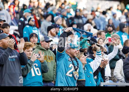 Nashville, États-Unis. 30 novembre 2025. Les fans des Jaguars de Jacksonville encouragent à la fin du match contre les Titans du Tennessee au Nissan Stadium de Nashville, Tennessee, le 30 novembre 2025. (Photo de Kindell Buchanan/Sipa USA) crédit : Sipa USA/Alamy Live News Banque D'Images