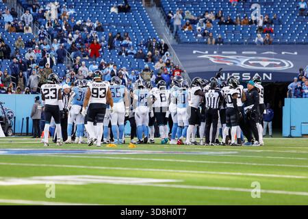 Nashville, États-Unis. 30 novembre 2025. Les Jaguars de Jacksonville et les Titans du Tennessee se battent pendant le quatrième quart-temps du match au Nissan Stadium de Nashville, Tennessee, le 30 novembre 2025. (Photo de Kindell Buchanan/Sipa USA) crédit : Sipa USA/Alamy Live News Banque D'Images