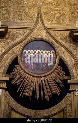Peinture à l'huile au-dessus de la porte dans un écran iconographique à l'intérieur de la cathédrale orthodoxe russe de Basile sur la place Rouge à Moscou, Russie. Banque D'Images