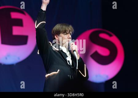 Londres, Royaume-Uni. 29 novembre 2025. Pelle Almqvist (Per Almqvist) des ruches vues sur scène à Alexandra Palace. The Hives' Forever the Hives' World Tour a joué à Alexandra Palace à Londres. Les membres du groupe sont Vigilante Carlstroem, Pelle Almqvist, Johan Gustafsson, Christian Grahn et Nicholaus Arson Credit : SOPA images Limited/Alamy Live News Banque D'Images