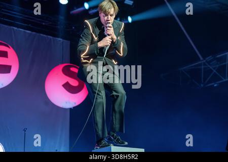 Londres, Royaume-Uni. 29 novembre 2025. Pelle Almqvist (Per Almqvist) des ruches vues sur scène à Alexandra Palace. The Hives' Forever the Hives' World Tour a joué à Alexandra Palace à Londres. Les membres du groupe sont Vigilante Carlstroem, Pelle Almqvist, Johan Gustafsson, Christian Grahn et Nicholaus Arson Credit : SOPA images Limited/Alamy Live News Banque D'Images