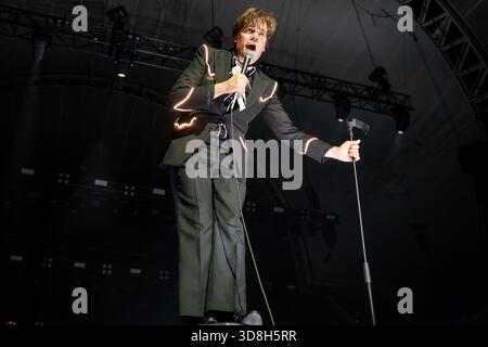 Londres, Royaume-Uni. 29 novembre 2025. Pelle Almqvist (Per Almqvist) des ruches vues sur scène à Alexandra Palace. The Hives' Forever the Hives' World Tour a joué à Alexandra Palace à Londres. Les membres du groupe sont Vigilante Carlstroem, Pelle Almqvist, Johan Gustafsson, Christian Grahn et Nicholaus Arson Credit : SOPA images Limited/Alamy Live News Banque D'Images