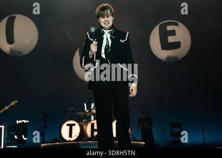 Londres, Royaume-Uni. 29 novembre 2025. Pelle Almqvist (Per Almqvist) des ruches vues sur scène à Alexandra Palace. The Hives' Forever the Hives' World Tour a joué à Alexandra Palace à Londres. Les membres du groupe sont Vigilante Carlstroem, Pelle Almqvist, Johan Gustafsson, Christian Grahn et Nicholaus Arson Credit : SOPA images Limited/Alamy Live News Banque D'Images