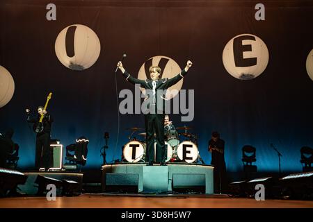 Londres, Royaume-Uni. 29 novembre 2025. Pelle Almqvist (Per Almqvist) des ruches vues sur scène à Alexandra Palace. The Hives' Forever the Hives' World Tour a joué à Alexandra Palace à Londres. Les membres du groupe sont Vigilante Carlstroem, Pelle Almqvist, Johan Gustafsson, Christian Grahn et Nicholaus Arson Credit : SOPA images Limited/Alamy Live News Banque D'Images