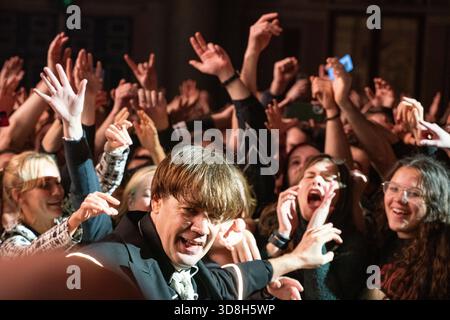 Londres, Royaume-Uni. 29 novembre 2025. Pelle Almqvist (Per Almqvist) des ruches vues sur scène à Alexandra Palace. The Hives' Forever the Hives' World Tour a joué à Alexandra Palace à Londres. Les membres du groupe sont Vigilante Carlstroem, Pelle Almqvist, Johan Gustafsson, Christian Grahn et Nicholaus Arson Credit : SOPA images Limited/Alamy Live News Banque D'Images