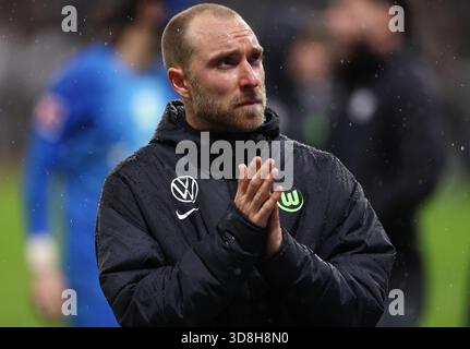 11/30/2025, Fußball Bundesliga [Bundesliga], Eintracht Frankfurt - Wolfsburg, de gauche à droite, Christian Eriksen (Wolfsburg) remercie les fans [supporters], merci, équipe après le match, après le match, remercie les fans [supporters], applaudit les fans DF Banque D'Images