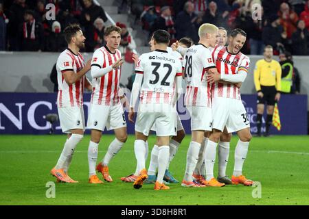 Les joueurs de Fribourg autour de Christian Günter (Fribourg) avaient toutes les raisons de célébrer lors de la victoire à domicile de 4 :0 dans le 1. FBL : 25-26 :12. Ressort. Freiburg - FSV FSV Mainz 05 la réglementation DFL interdit toute utilisation de photographies comme séquences d'images et/ou qua Banque D'Images