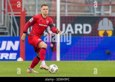 Ingolstadt, Allemagne 29 novembre 2025 : 3. Ligue - 2025/2026 - FC Ingolstadt 04 vs. TSG 1899 Hoffenheim II dans l'image : Simon Lorenz (FCI) /// la réglementation DFB interdit toute utilisation de photographies comme séquences d'images et/ou quasi-vidéo /// Banque D'Images