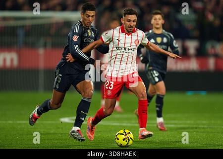 Gérone, Espagne. 30 novembre 2025. Jude Bellingham (Real Madrid CF) affronte Ivan Martin (Girona FC) lors du match de Liga entre Girona FC et Real Madrid CF, au stade Montilivi le 30 novembre 2025 à Gérone, Espagne. Foto : Siu Wu crédit : dpa/Alamy Live News Banque D'Images