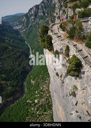 VUE AÉRIENNE depuis un mât de 6 mètres. Touristes debout sur un point de vue sur une falaise surplombant les gorges du Verdon. La Palud-sur-Verdon, France. Banque D'Images