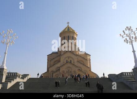 Tbilissi, Géorgie-13 novembre 2025 : quelques personnes non identifiées grimpant les marches et certains debout à Sameba aka la cathédrale de la Sainte Trinité Banque D'Images