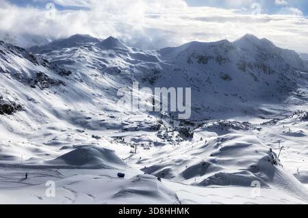Vue sur la piste de ski de la station Obertauern, Autriche. Paysage de panorama d'hiver de montagne dans les Alpes. Banque D'Images