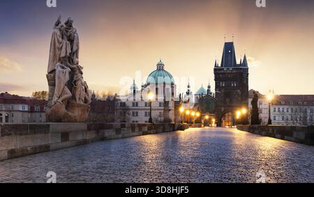 Pont Charles sur la rivière Vltava au lever de soleil spectaculaire à Prague, République tchèque, Europe Banque D'Images