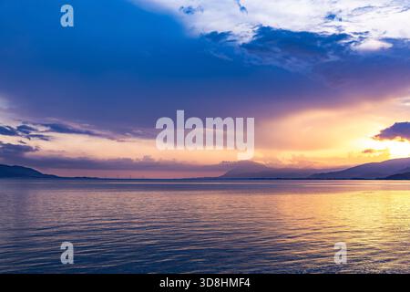 Coucher de soleil sur le golfe de Corinthe en Grèce centrale, capturé depuis le village de Skaloma. Vue vers le pont Rio-Antirrio à l'horizon. Banque D'Images