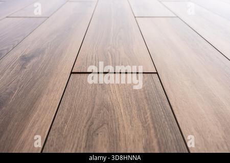 Cearmic vertical façade carrelage tuiles imitant des planches de bois dans Warm Tone. Architecture extérieure Design et façade moderne Concep Banque D'Images