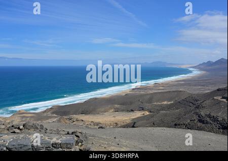 Vue panoramique sur la plage de Cofete, une partie reculée du littoral sur l'île de Fuerteventura Banque D'Images