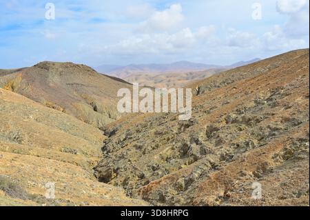 Fuerteventura Mirador Astronomico de Sicasumbre, paysage désertique sec et vue sur les collines. Banque D'Images