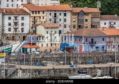 Maisons basques colorées traditionnelles et bâtiments résidentiels sur le mur du port dans le village de pêcheurs d'Elantxobe, Bizkaia, Espagne Banque D'Images