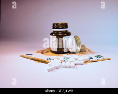 Coûts pharmaceutiques : pilules & euros - pilules d'une bouteille de médicament avec des billets de 50 euros, symbolisant le coût élevé des médicaments et des soins de santé expe Banque D'Images