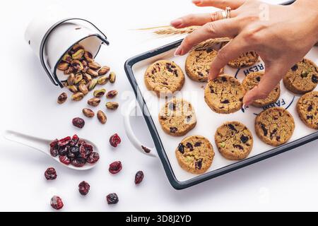 Savoureux biscuit sain rond fait maison à base d'avoine, de beurre, de noix et de fruits secs Banque D'Images