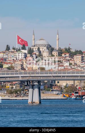 Un grand drapeau turc flotte près de la mosquée Yavuz Selim à Istanbul, en Turquie Banque D'Images