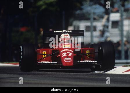Nigel Mansell au San Marino GP 1989 en action la Ferrari numéro 27 la Ferrari 640 (également connue sous le nom de Ferrari F1-89)[4] était la voiture de formule 1 avec laquelle l'écurie Ferrari a participé au Championnat du monde de formule 1 1989. Elle était pilotée par le Britannique Nigel Mansell, lors de sa première saison avec l'écurie, et l'autrichien Gerhard Berger, remportant trois courses à eux deux. Il s'agissait de la première Ferrari de formule 1 propulsée par un moteur V12 depuis la F1-69 de 312 en 1969. FIA Formula One World Championship Series of grands Prix GP GPS Formula 1 Grand Prix Banque D'Images