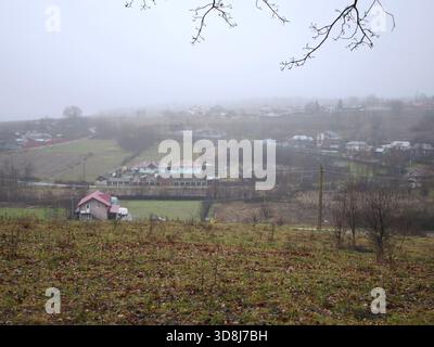 Paysage rural, après la pluie, avec le brouillard, fin automne, dans un village isolé en Roumanie, la règle de la troisième Banque D'Images