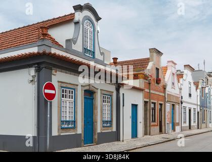 Aveiro, Portugal - 14 juin 2025 : rangée de maisons traditionnelles à Aveiro avec des façades colorées et une architecture portugaise distinctive le long de la rue Banque D'Images