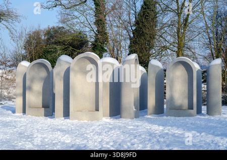L'aedicula se dresse au milieu des chutes de neige à Park Abbey. Le cadre idéal pour une pause froide et réfléchie. Banque D'Images