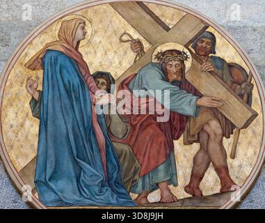 BAD REICHENHALL, ALLEMAGNE - 8 SEPTEMBRE 2025 : la fresque Jésus rencontre sa mère Marie (station de croisement) dans l'église de Nikolaus kirche Banque D'Images