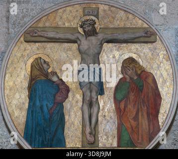 BAD REICHENHALL, ALLEMAGNE - 8 SEPTEMBRE 2025 : la fresque de la Crucifixion de Jésus (station de croisement) dans l'église de Nikolaus kirche Banque D'Images