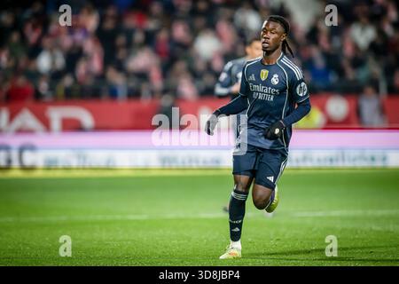 Madrid, Espagne. 30 novembre 2025. Eduardo Camavinga (Real Madrid CF) vu en action lors du match la Liga EA Sports entre Girona FC et Real Madrid à l'Estadi Municipal de Montilivi. Score final : Girona FC 1 - 1 Real Madrid. Crédit : SOPA images Limited/Alamy Live News Banque D'Images