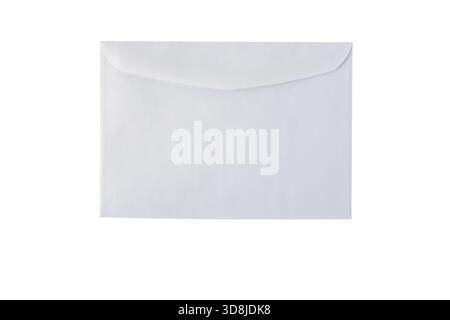 Nettoyez la nouvelle enveloppe en papier blanc isolée sur blanc. Idéal pour le courrier, la papeterie, les fournitures de bureau et les projets de conception. Banque D'Images