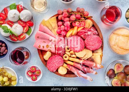Antipasti italien. Plateau de charcuterie avec fromage et autres apéritifs, avec vin, top shot Banque D'Images